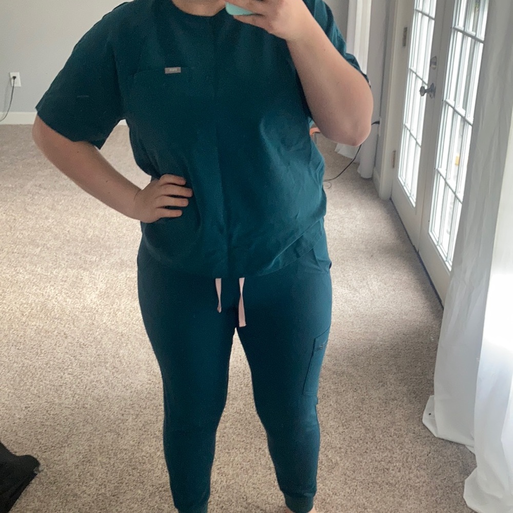 Women’s Fig Scrub Set